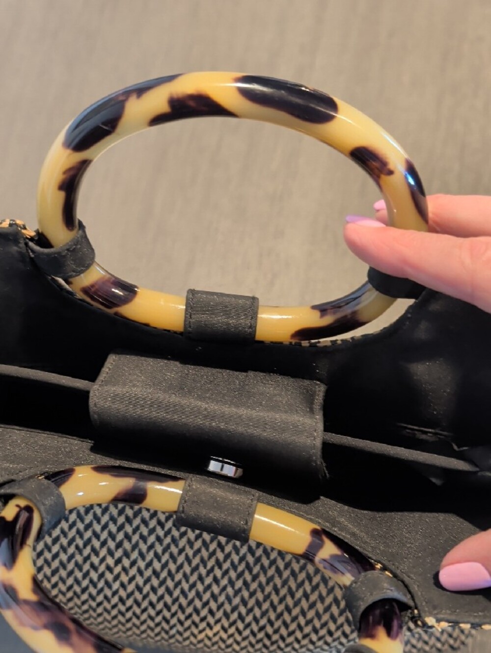 Vintage Marlo Woven Black and Cream Tote with Tortoise Accent Handle - Picture 2 of 14